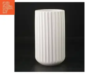 Hvid keramisk vase fra Lyngby (str. 15 cm. 8 cm i diameter)
