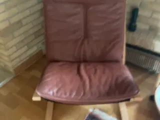 Lænestol i læder.