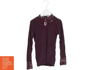 Bluse med blonde detaljer fra The New (str. 110)