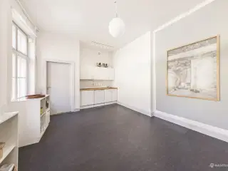 Store rummelige og lyse lokaler
