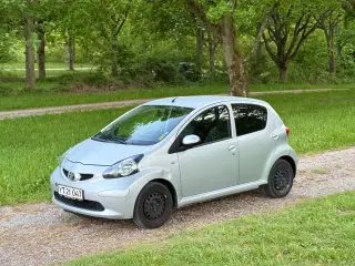 Automatgear. Nysynet Aygo med sædevarme 