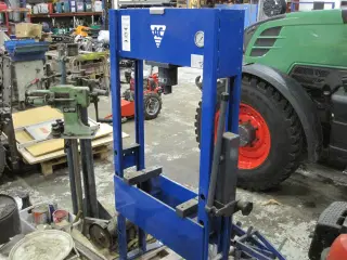 AC Presser 25t som ny