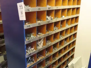 Reol med indhold af diverse beslag, fittings mv.