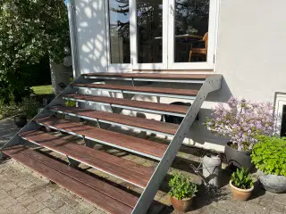 Galvaniseret terrasse trappe med hårdttræ trætrin