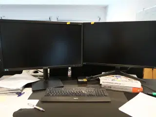 2 stk. computerskærme SAMSUNG S27CG650, F27T370FWR med tastatur