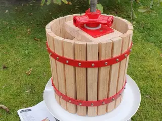 Saftpresser 12 L. og 3 saftflasker  