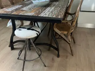 Spisebord /spise stole og gratis sofa 
