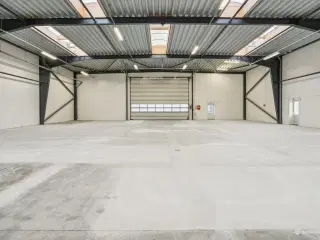 450 m2 højloftet opvarmet lager i velholdt ejendom