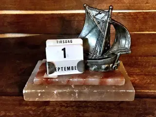 * Skib med kalender - i alabast og bronze