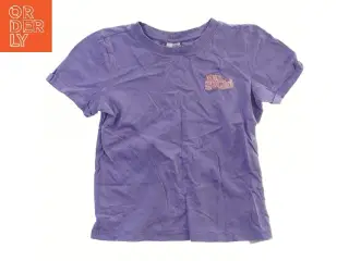 Lilla T-Shirt med tekst fra Pieces (str. 116)