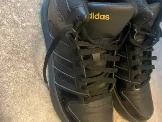 Adidas sko i sort og guld