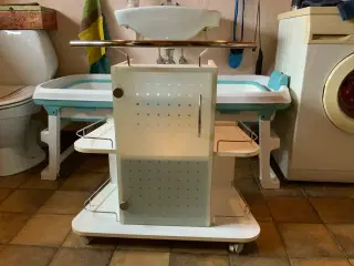 Toilet skab som skjuler vaskens afløb