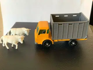Matchbox No. 37 Dodge Cattle Truck, scale 1:66