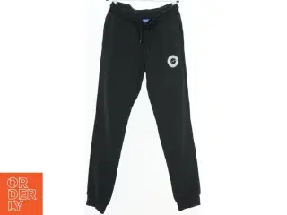 Sort joggingbukser med logo fra Jack & Jones (str. 140)