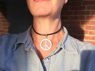 STORT PEACE-TEGN på Læderhalskæde