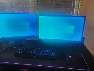 Stationær PC med 2 skærme + tilbehør