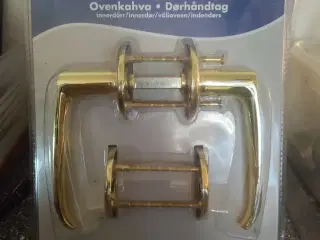 Dørhåndtag indendørs med låseblik.