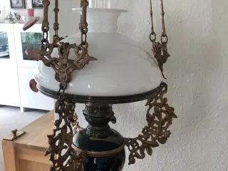 Meget smuk antik petroleumslampe