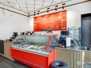 Veldisponeret butik/cafélokale med tilhørende lager i kælderen udlejes!