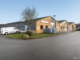 140 m² kontor/lager i større erhvervspark