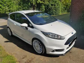 Hysterisk velholdt Ford Fiesta MK7,5 ST182 sælges