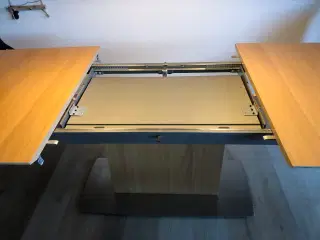 spisebord med udtræk