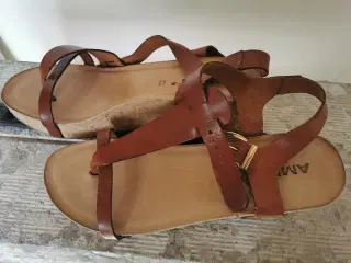 Amust sandaler