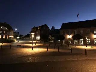 Mondæn kontorbygning på central torveplads langs Å