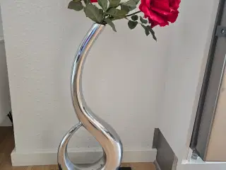 Lækker vase med blomster og skifferplade med
