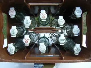 gamle sodavandsflasker med kasse