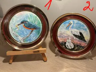 To vintage platter af keramik og messing