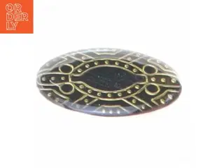Sølvfarvet broche med dekorative detaljer (str. 3 x 2 cm)