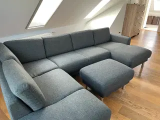 Stor sofa med chaiselong og puf