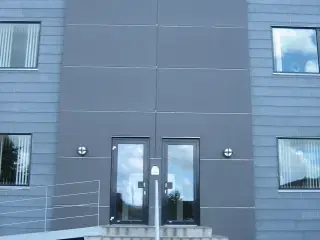 Nyrenoverede kontorlokaler og fleksible logistik-/produktionshaller med god loftshøjde