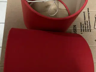 To røde lampeskærme 