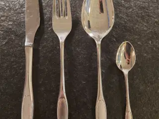 Velholdt 2-tårnet bestik og flere andre dele 