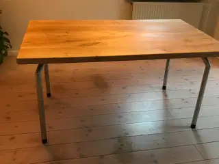 Unikt rustikt spisebord i eg og stål