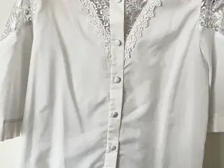 festlig bluse med guipureindsatser
