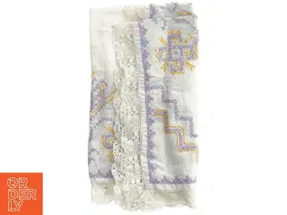 Broderet dug (str. 65x65 cm)