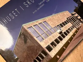 Rådhuset i Skovbrynet – smuk og dybdegående bog