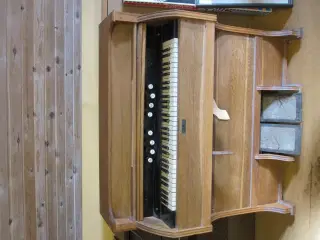 Træde orgel sælges