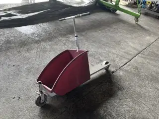 - - - Cargo scooter