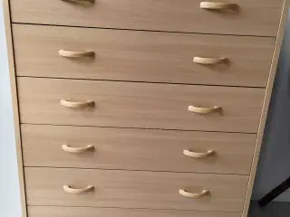 Kommode, honning farvet.