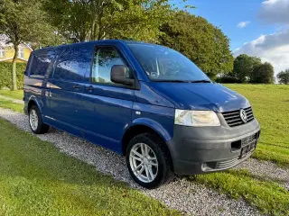 VW Transporter 2,5 TDi 130 Kassevogn lang Nysynet