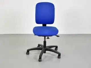 Savo kontorstol med blåt polster og sort stel