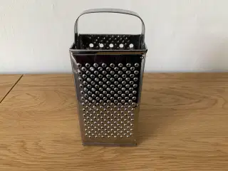 Råkostjern, citronpresser og tragt