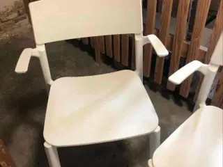 2 stole i hård plastic