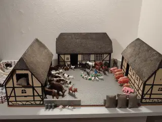 Stor bondegård i træ med 75dele. Sjælden model.