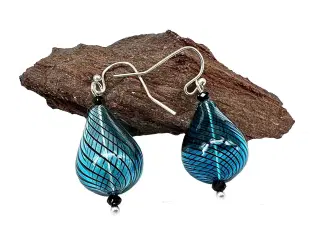 Dråbeformet mundblæst glas øreringe i turkis blå