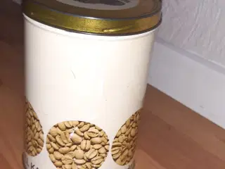 Cirkel kaffedåse med kaffepigen på låget